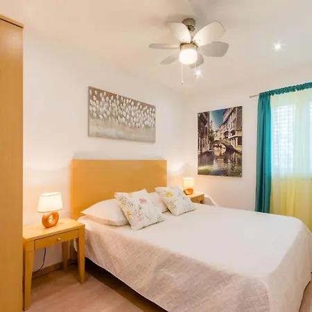Апартаменты With Parking Space Supetar, Brac - 16294 Супетар